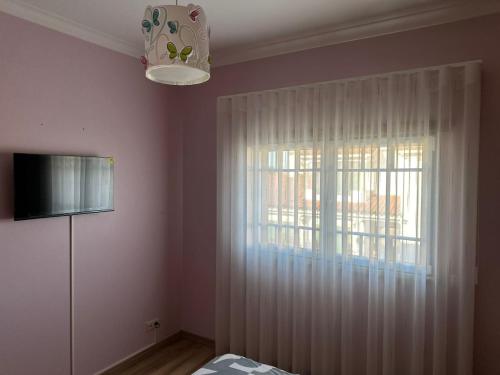 Una televisión o centro de entretenimiento en Peaceful Retreat Leiria