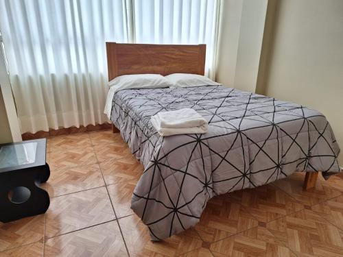 Tempat tidur dalam kamar di Hospedaje por departamentos UVIMA III