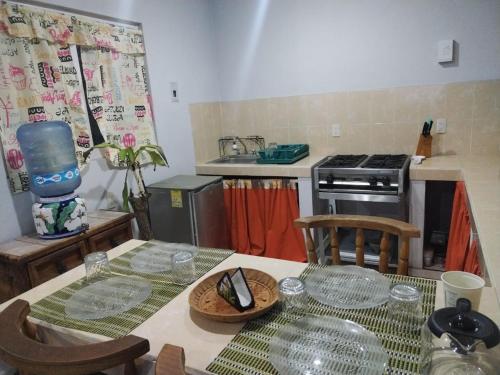 eine Küche mit einem Tisch mit Brille drauf in der Unterkunft Departamento centrico in San Juan del Río