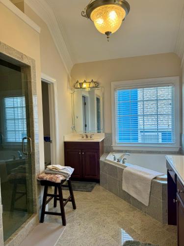 bagno con vasca, lavandino e specchio di Holiday Room with Private Bathroom in ATL, Summerhill, Stairs Required ad Atlanta