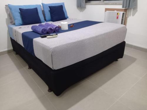 1 cama grande con almohadas azules en una habitación en Apartamento JM Vista Mar 6, en Río de Janeiro