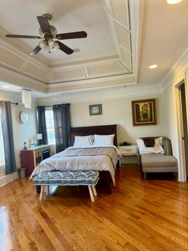 una camera con letto e ventilatore a soffitto di Holiday Room with Private Bathroom in ATL, Summerhill, Stairs Required ad Atlanta