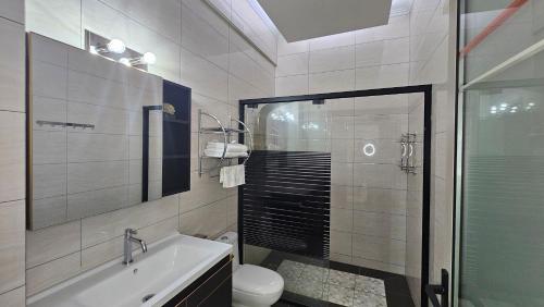 a bathroom with a tub and a toilet and a shower at Prince Studio Apartments in Willemstad