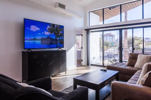 Uma área de estar em Modern Downtown Phoenix Condo Near Hance Park