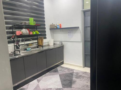 uma cozinha com um lavatório e uma bancada em Creatills luxury homestay Kulim & hi-tech em Kulim