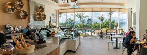 un restaurante con un mostrador con gente sentada en las mesas en Dusit Thani Mactan Cebu Resort, en Mactan