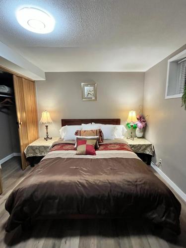Postel nebo postele na pokoji v ubytování West Edmonton Perle Palace