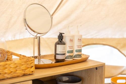 einem Waschtisch mit Spiegel und zwei Produkten darauf in der Unterkunft Coonamble Riverside Caravan Park in Coonamble