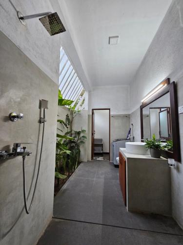 Un baño con lavabo y bañera. en Syndeo Garden, en Hikkaduwa