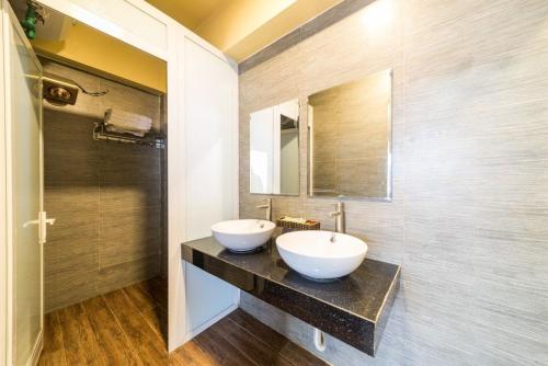 - une salle de bains avec 2 lavabos blancs sur un comptoir dans l'établissement Đại Nam Hotel - số 07 ngõ 47 phố Fansipan - by Bay Luxury, à Sa Pa
