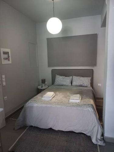um quarto com uma cama com duas toalhas em P.S. Attiki em Atenas