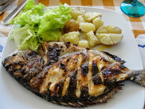 Makanan di atau berdekatan rumah tamu ini
