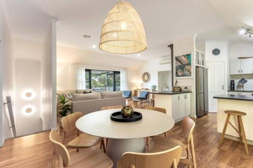 Una cocina y una sala de estar con mesa y sillas. en Oceanview Luxury Retreat Amongst the Trees, en Denmark