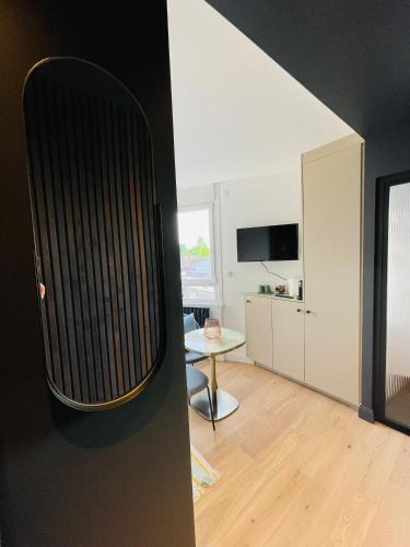 - un salon avec un grand radiateur mural dans l'établissement Lille / Marcq Au cœur du Croisé Laroche, à Marcq-en-Barœul