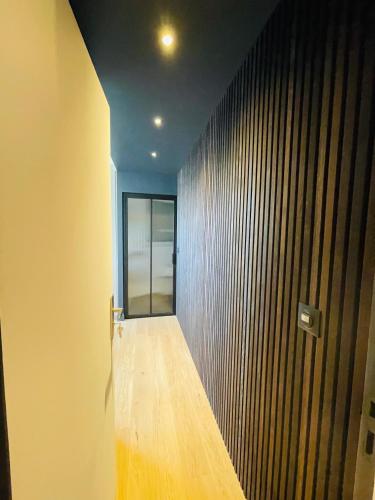 - un couloir doté de parquet et d'une fenêtre dans l'établissement Lille / Marcq Au cœur du Croisé Laroche, à Marcq-en-Barœul
