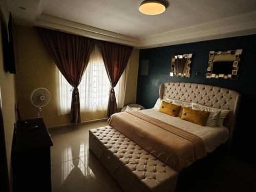 Un dormitorio con una cama grande y una ventana en Payes Home, en Siguatepeque