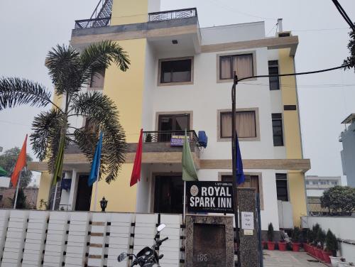 un edificio con banderas delante en Spark inn, en Gurgaon