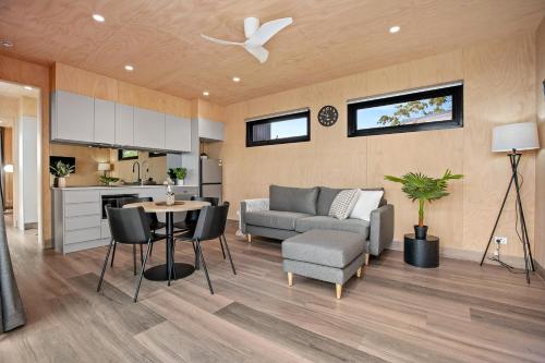cocina y sala de estar con sofá y mesa en Tasman Holiday Parks - St Helens en St Helens