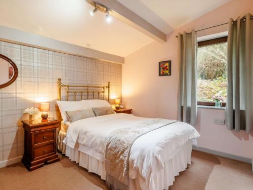 a bedroom with a bed and a window at 1 Bed in Glossop 52415 in Glossop