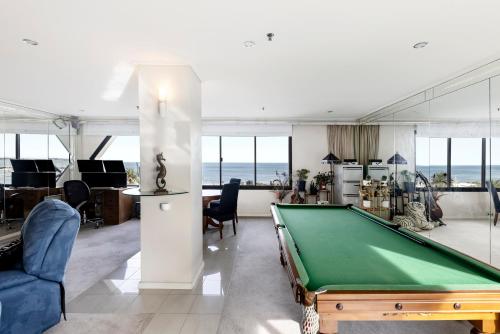 Een biljarttafel in Beachfront Huge St Kilda Unit with Stunning Views