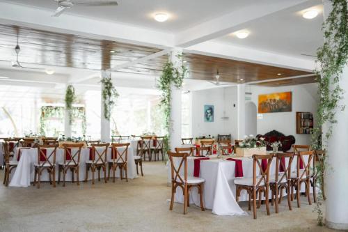 Restaurace v ubytování Sumadai Beach Hotel