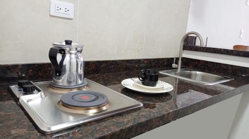 encimera de cocina con cafetera y fregadero en Apto - 1802B - Vista Única en Bogotá
