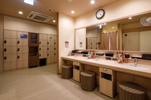 a bathroom with two sinks and a large mirror at Dormy Inn Express Toyohashi in Toyohashi