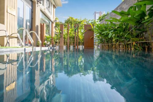 ein Schwimmbad in der Mitte eines Gebäudes in der Unterkunft Brilliant Majestic Hotel in Đà Nẵng