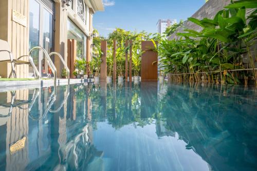a swimming pool in the middle of a building at Brilliant Majestic Hotel in Danang