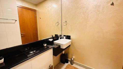 Koupelna v ubytování OYO 1027 Home Binghatti Residence 2 BHK Business Bay