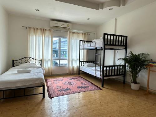 1 Schlafzimmer mit 2 Etagenbetten und einem Fenster in der Unterkunft Tangerine Dream Guesthouse in Ko Phangan