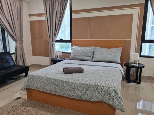 - une chambre avec un grand lit et une tête de lit en bois dans l'établissement Comfort 2 Bedroom Duplex @ Cyberjaya Netflix, à Cyberjaya