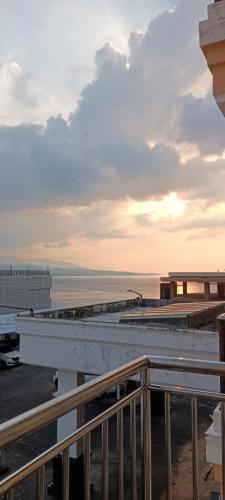 - un balcon offrant une vue sur l'océan dans l'établissement APARTMEN MTC MEGAMAS, à Manado