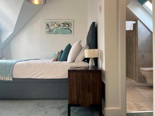 ペンザンスにあるBeautiful 3 Bed Townhouse with Parking, close to Sea Frontのベッドのある寝室とトイレのある浴室