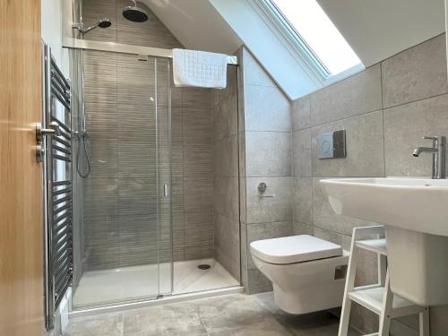 ペンザンスにあるBeautiful 3 Bed Townhouse with Parking, close to Sea Frontのシャワー、トイレ、洗面台を備えたバスルーム