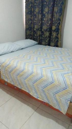 een ongemaakt bed in een kamer met een gordijn bij Aparta estudio Puerta del Norte Niquia in Bello