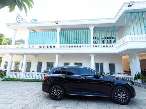 a black car parked in front of a house at Amy Motel Xuyên Mộc in Xuyên Mộc