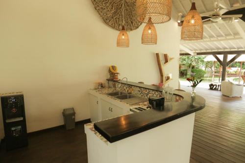 een keuken met een zwart aanrecht in een kamer bij Villa Tabatha by Optimum Bali Villas in Seminyak