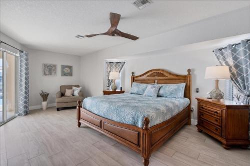 - une chambre avec un lit et un ventilateur de plafond dans l'établissement 3 BR Private Vacation Home, à Punta Gorda