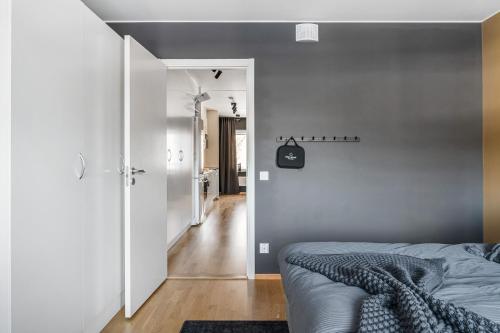 una camera con letto e corridoio di Elite Business Suite a Nyköping