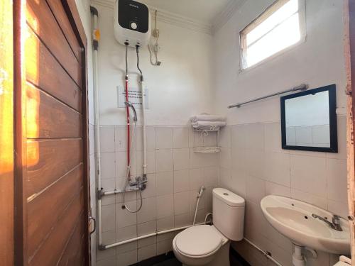 a bathroom with a toilet and a sink at RedDoorz Syariah at Falisha UMY in Ngabean