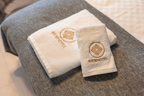 a white napkin sitting on top of a table at 谷町君ホテル　難波80 in Osaka