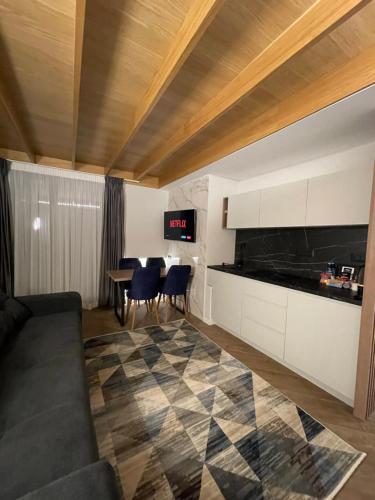 a living room with a couch and a table at Teleferic9 in Predeal