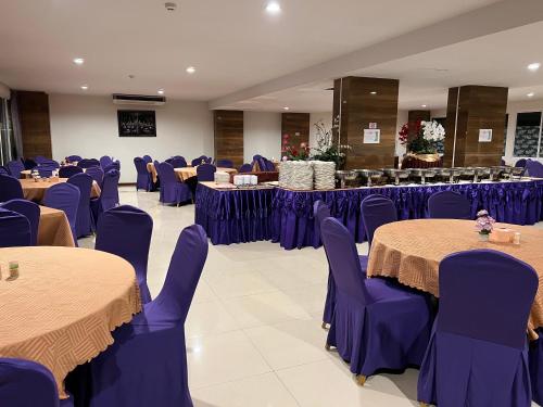 a banquet hall with blue tables and chairs at CK Resort Pattaya in Nong Prue