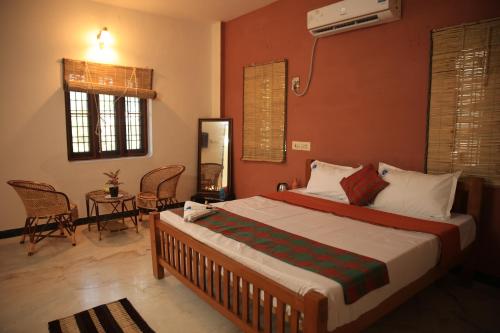 - une chambre avec un grand lit dans l'établissement Gs Gardenia Homestay, à Madurai