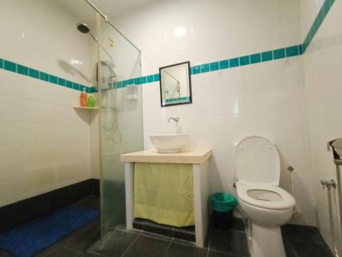 a bathroom with a toilet and a sink and a shower at Cheerful 6BR Town House @ Geortown for 5-14pax by Cohans in George Town