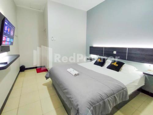 Postel nebo postele na pokoji v ubytování The Paragon Hotel Cilacap Redpartner