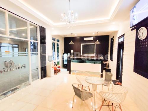 Kuchyň nebo kuchyňský kout v ubytování The Paragon Hotel Cilacap Redpartner