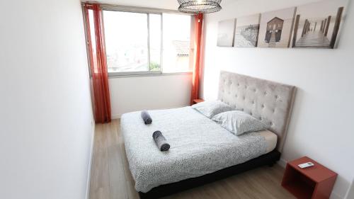 Cama pequeña en habitación con ventana en Bel appartement T3 à louer, en Marsella