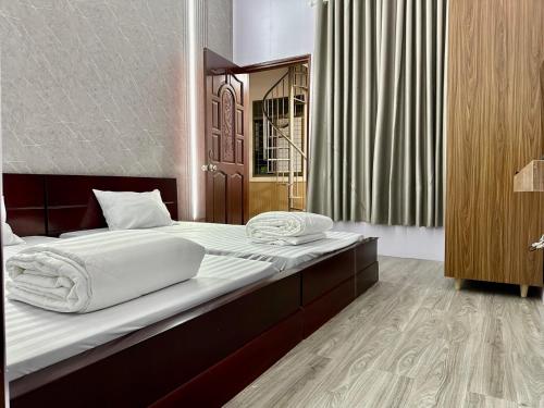 una camera da letto con un grande letto con lenzuola bianche di Thien Phuc Hotel a Ba Tri